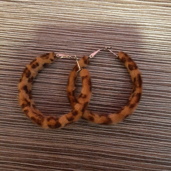 Jewellery (Earrings) - Picture 2 of 2